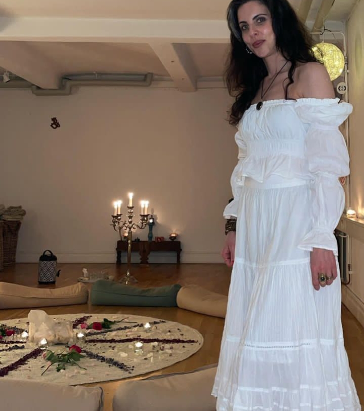 Daniella con le carte